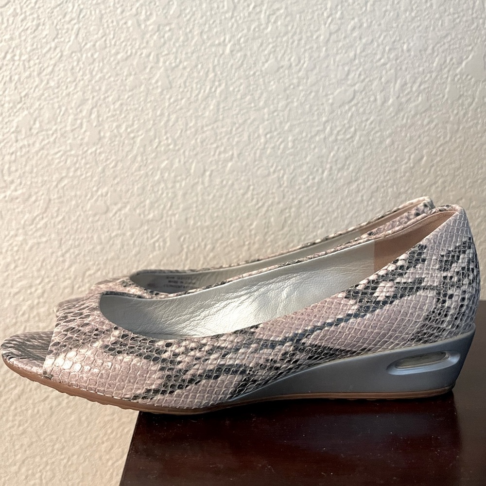 Cole Hann Snake skin wedge Size 7